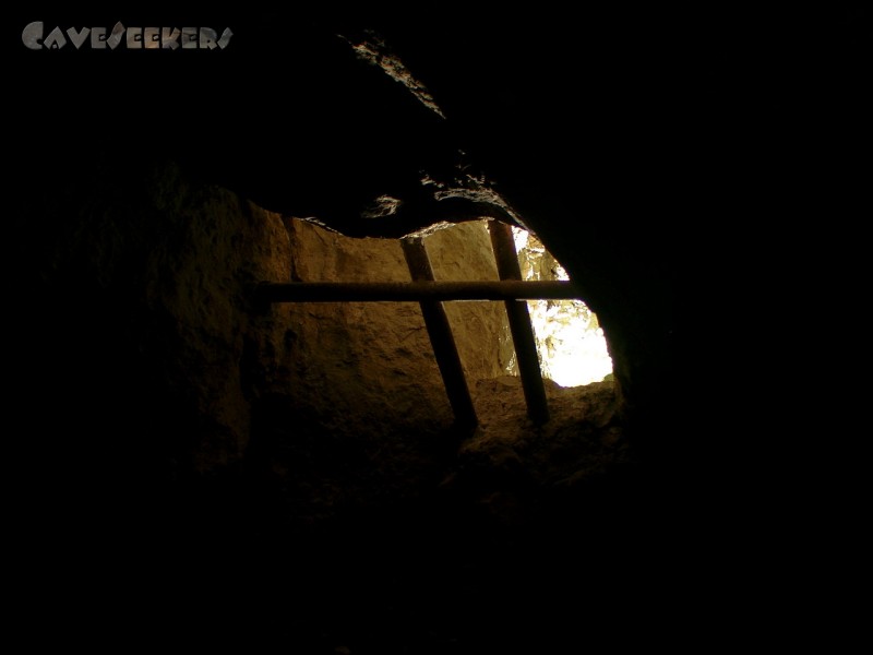 Distlergrotte: Wer will, kann auch diesen Zugang wählen. Schweres Werkzeug ist angebracht.