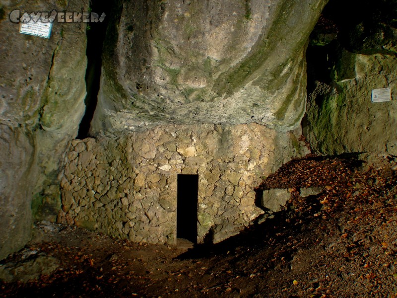 Distlergrotte: Der Eingangsbereich. Stark beschildert.