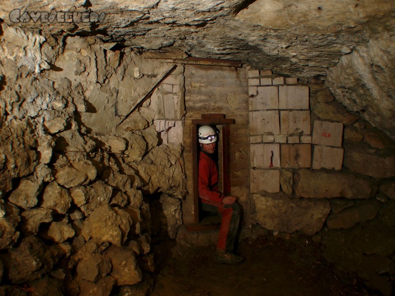 Distlergrotte: Gott ohne G beim eleganten Überwinden der Zugangserschwerungsvorrichtung.