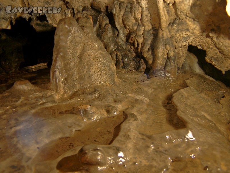 Doktorshöhle: Schon fast hinter der Sinterplatte.