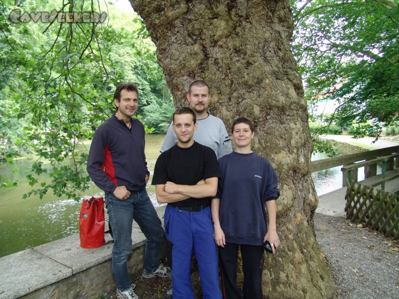 Donauhöhle: CaveSeekers Fraktionsfoto am Aachtopf vor dickem Baum.