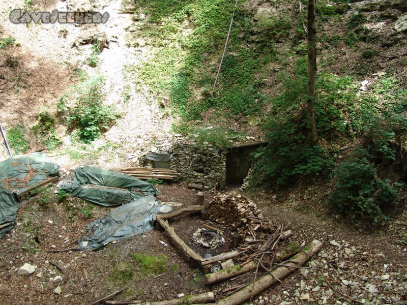 Donauhöhle: Am Grunde der kleinen Doline innerhalb der großen Doline findet sich die die schwer gesicherte Einstiegshütte.