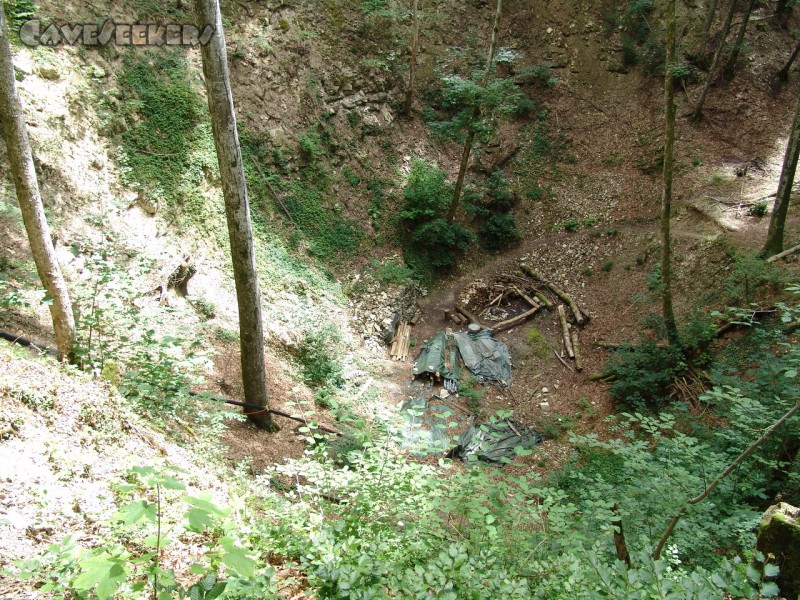 Donauhöhle: Einstiegshütte aus der Bauwagenperspektive. Die wahren Dimensionen der Doline lassen sich jedoch anhand des Fotos nur schwer erahnen.