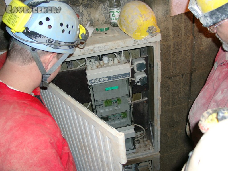 Donauhöhle: Im Keller finden sich dann die ersten eindrucksvollen Anlagen. Hier ein anständigr Feuchtraum Sicherungskasten.