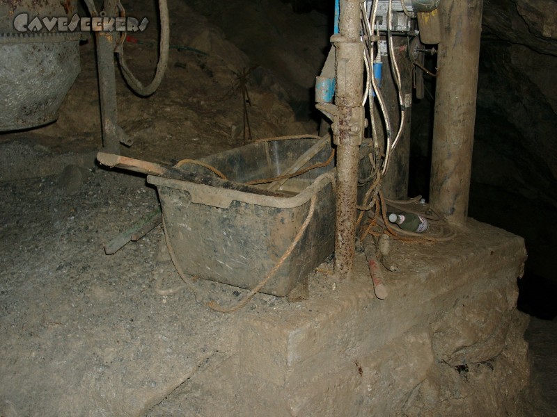 Donauhöhle: Arbeitsutensilien auf betonierten Sockeln - man beachte insbesondere den Betonmischer links oben.