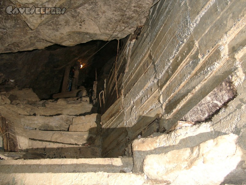 Donauhöhle: Abstieg über die 'Nürnberger Stufe'. Die Mühlbacher sind überall.