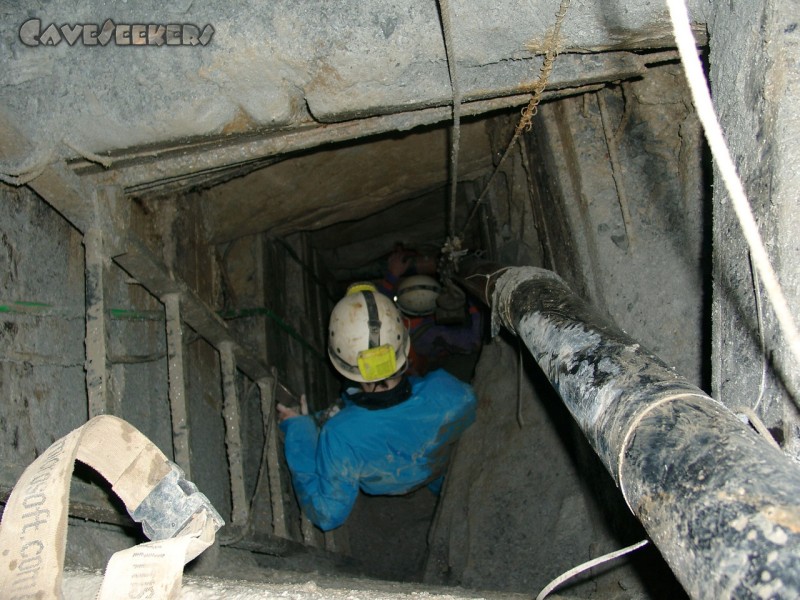 Donauhöhle: Das letzte Stück. Unten wartet der Tiefpunkt.