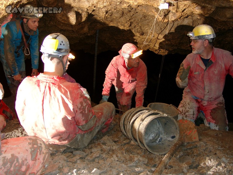 Donauhöhle: Letzte Instruktionen am See. Man beachte die Eimer und die Energiesparlampe am Helm in der Bildmitte.