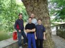 Donauhöhle - CaveSeekers Fraktionsfoto am Aachtopf vor dickem Baum.