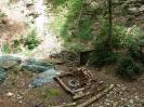 Donauhöhle - Am Grunde der kleinen Doline innerhalb der großen Doline findet sich die die schwer gesicherte Einstiegshütte.