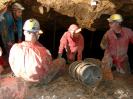 Donauhöhle - Letzte Instruktionen am See. Man beachte die Eimer und die Energiesparlampe am Helm in der Bildmitte.