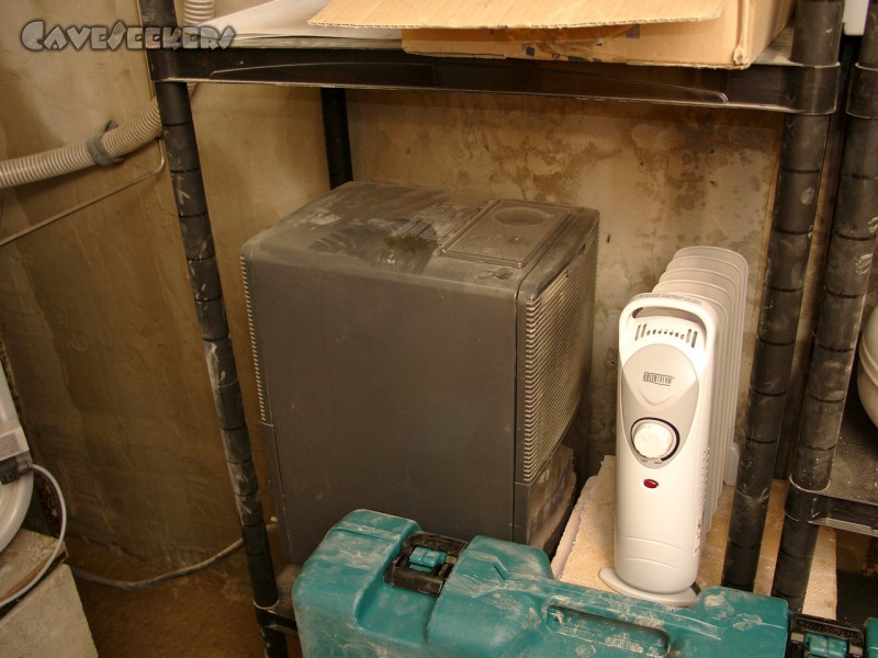 Donauhöhle: Luftentfeuchter - schließlich solls im Loch ja wohnlich sein. Und der Strom kost ja nix.