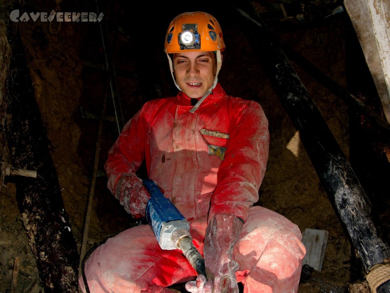 Donauhöhle: Maccioni mit Betonrüttler.