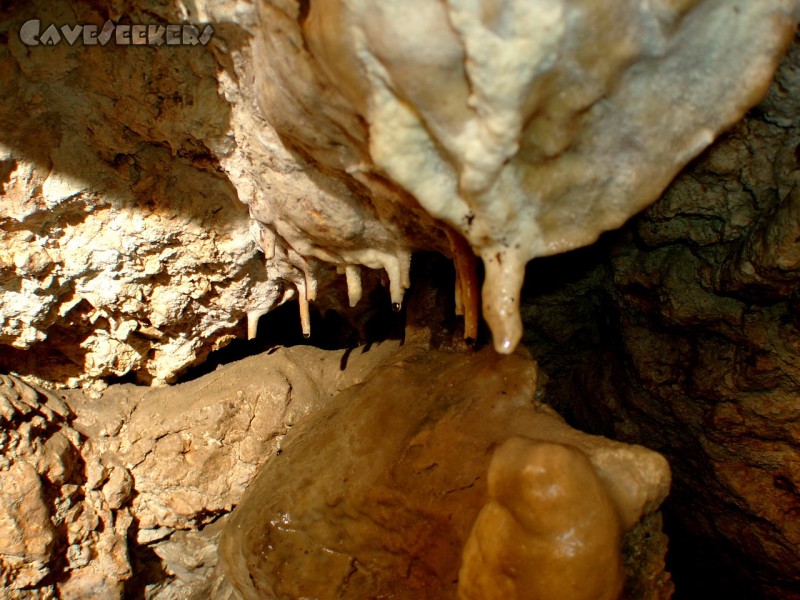 Drachenloch: Ein paar Tropfsteinchen.