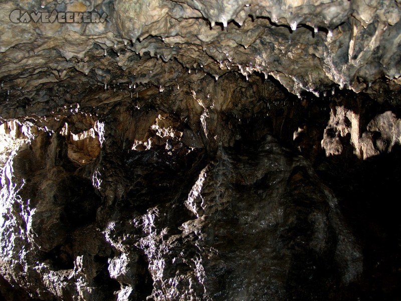 Druidentempel: Vom Standpunkt der Kamera aus kann sich der Höhlengänger noch am Tageslicht erfreuen. In Franken undenkbar.