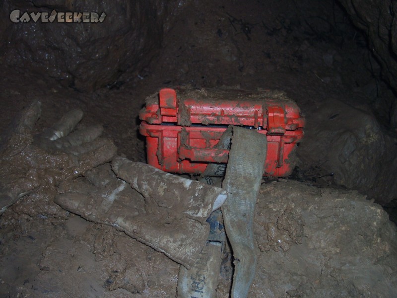 Dünndarmhöhle: Bereits nach nur fünf Minuten im Loch, gleicht die penibel gepflegte Ausrüstung eher der Stadt Fürth.