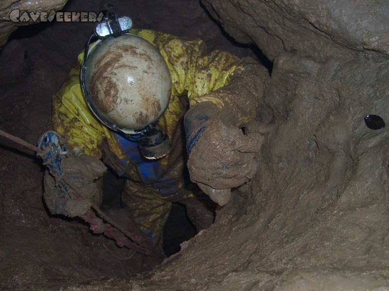 Dünndarmhöhle: Mutig begibt man sich in den Schacht, an dessen Ende Wasser gesichtet wurde. Allerdings nur um zu erkennen, dass ohne Ausrüstung nur eine schwere Rückenmarksverletzung zu gewinnen ist.