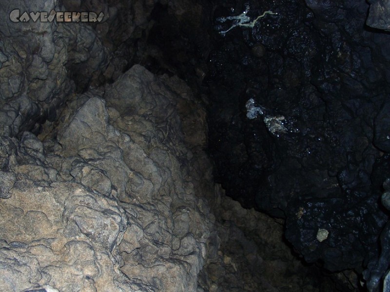 Dürrloch: Hier ist zu erkennen, dass der rechte Teil des Gesteins schwarz ist, der linke jedoch eher weiss. Was geht hier ab?