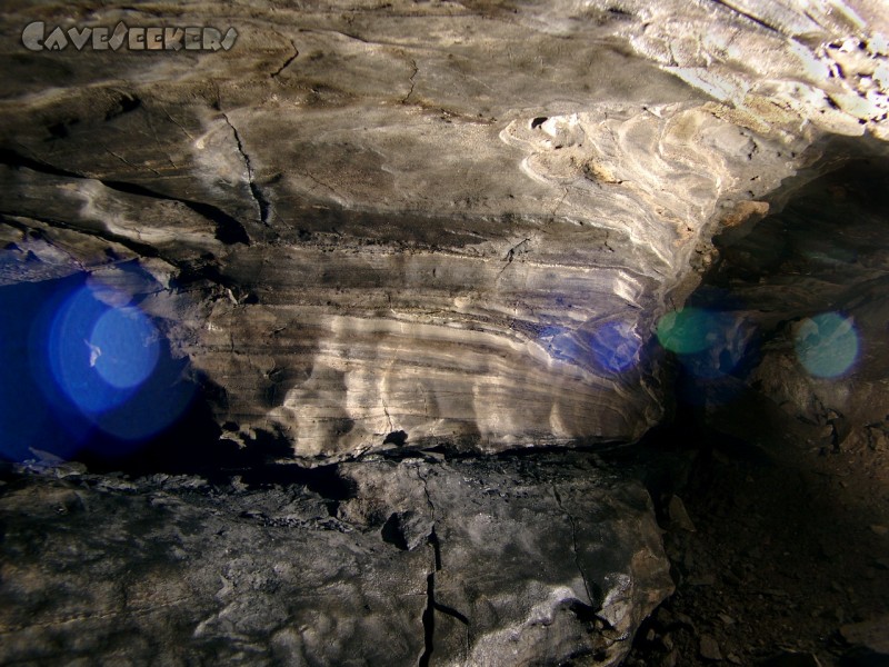 Dummdalen: G6: Eine Höhlenwand ins rechte Licht gerückt.