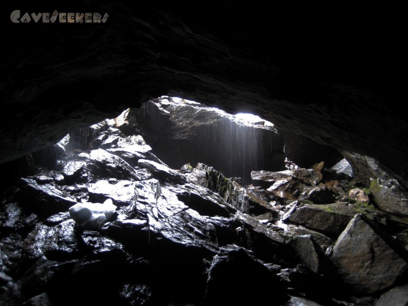 Dummdalen: G6: Höhlenausgang mit Wasserfall.