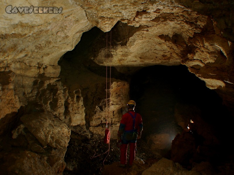 Eichberghöhle: Die Halle. Mit Mensch und Sack.