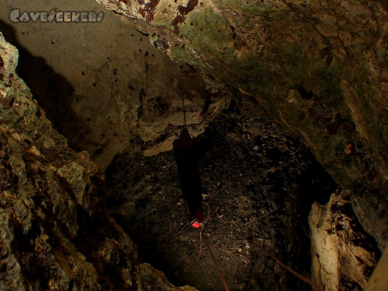 Eichberghöhle: Blick von fast ganz Oben nach unten. Gut zu erkennen sind die ca. 12 Meter, die unter unglücklichen Umständen im freien Fall überwunden werden.