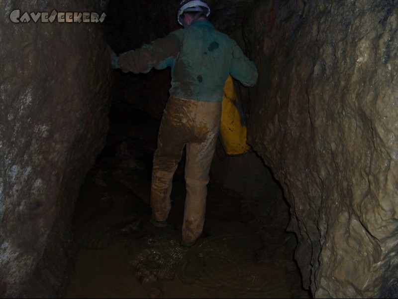 Eisenbahnhöhle: Wassertreten.