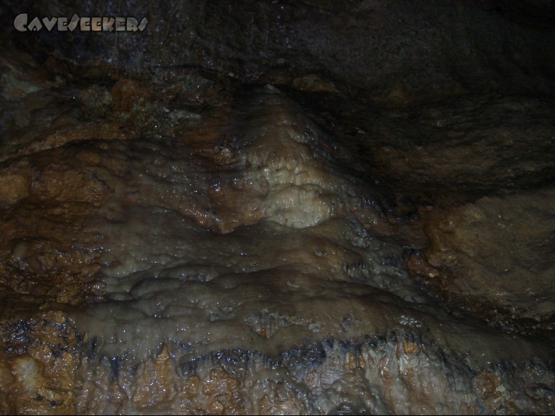 Eisenbahnhöhle: Ansprechende Versinterung.