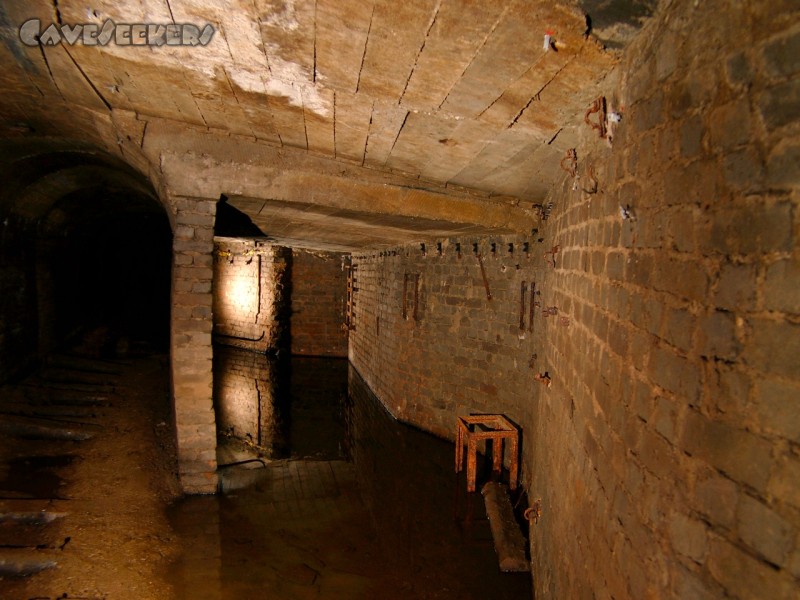 Eisenerzbergbau Schmiedefeld: Schwer zu erkennen, aber es geht an dieser Stelle noch eine Etage nach unten. Leiter vorhanden.