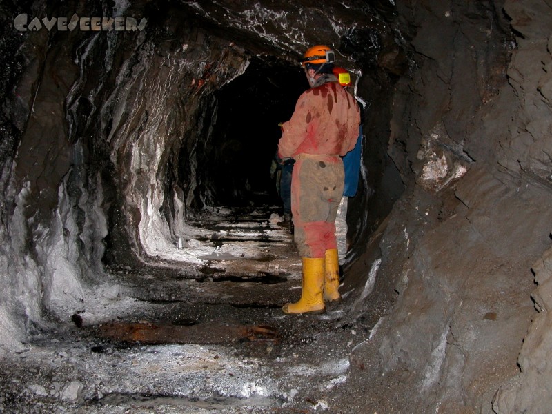 Erzgrube G.: angesinterte Strecke auf der Bunkersohle