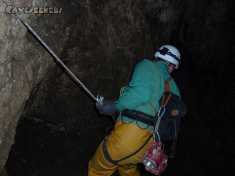Esperhöhle: Nach den ersten 10 Metern, wird äusserst ängstlich der erste Blick in den Hauptschacht geworfen.