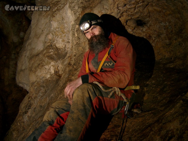 Esperhöhle: Herr Arend in voller Montour mit Helm Modell Österreich