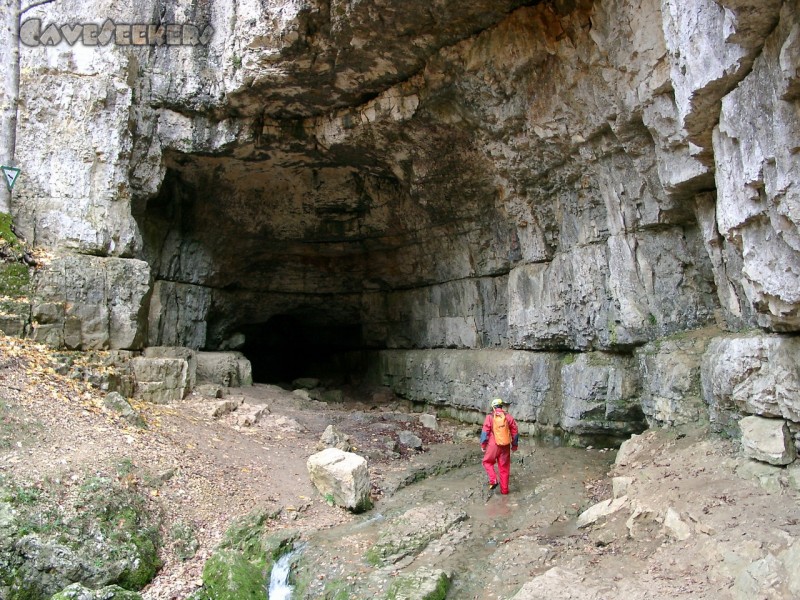 Falkensteiner Höhle: Das Portal. Für Franken: Der Einsteigsschluf. Man beachte die gänzlich fehlenden Höhlenverschlußeinrichtungen.