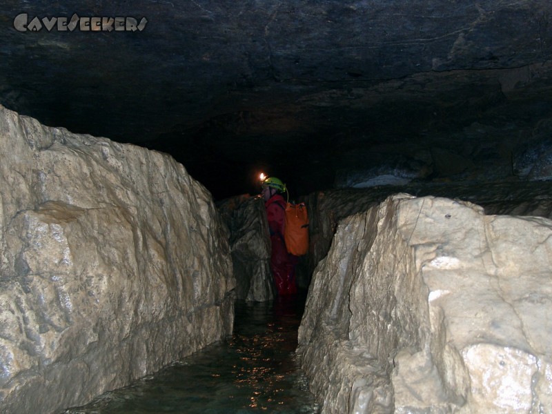 Falkensteiner Höhle: Eine der wenigen -Engstellen-. Für Franken: Ein geräumiger Gang.