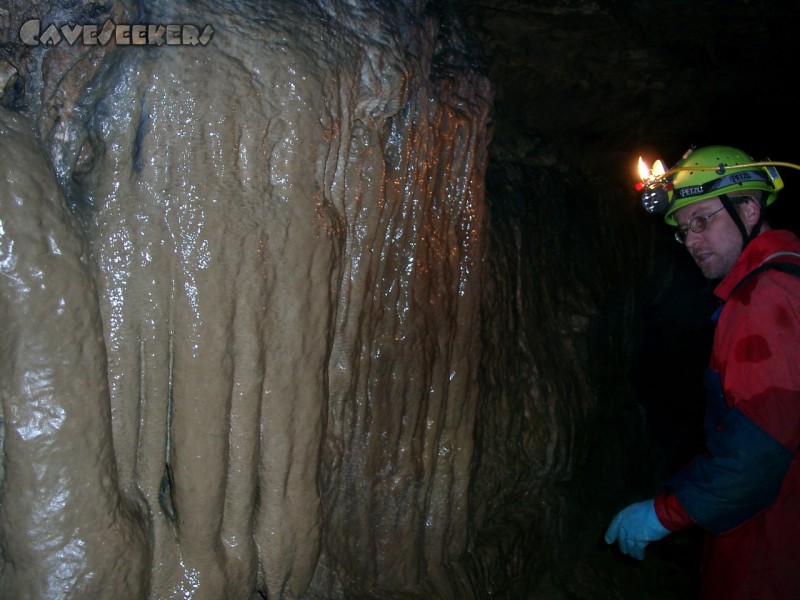 Falkensteiner Höhle: Versinterungen die mit fließendem Wasser überzogen sind finden sich zuhauf.