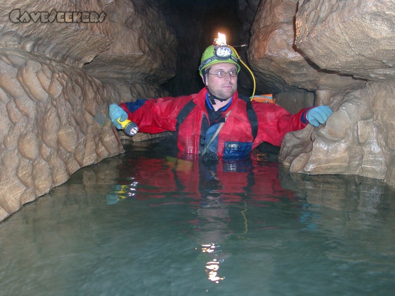 Falkensteiner Höhle: Hier steht uns das Wasser noch nicht ganz bis zum Hals. Der Gesichtsausdruck läßt jedoch weiten Raum für Spekulationen...