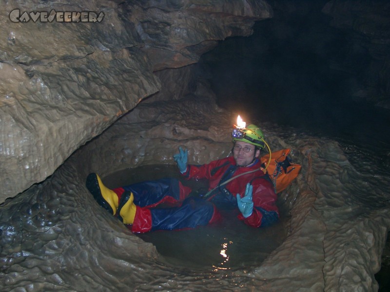 Falkensteiner Höhle: Für diejenigen, für die es bis hierher noch nicht feucht genüg war, steht eine Badewanne bereit.