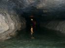 Falkensteiner Höhle - Direkt hinter dem Eingang steht einem das Wasser bereits bis an die Knie.