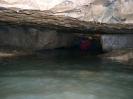 Falkensteiner Höhle - In der Nähe des ersten Siphons. Noch ahnt man nicht wirklich, wie kalt das Wasser ist.