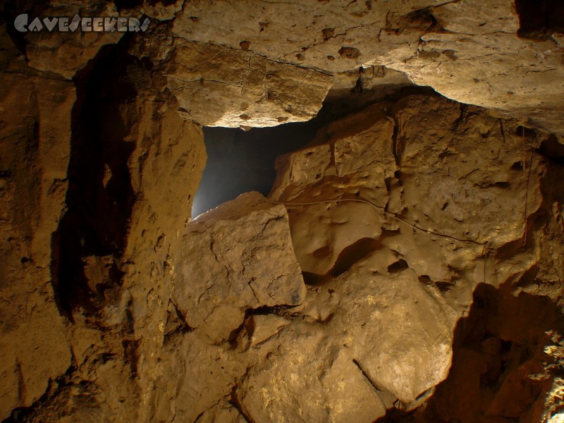 Falkensteiner Höhle: Noch mehr Lehm im Fuchsbau. Schön zu erkennen ist ein fest installiertes Handseil, ohne welches die Passage nur sehr schwer zu nehmen wäre.