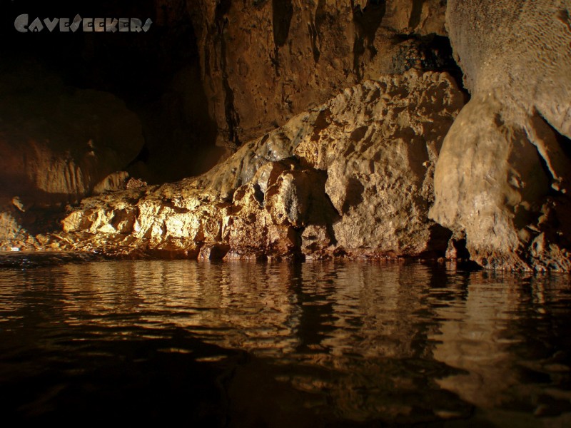 Falkensteiner Höhle: Plötzlich - man hatte es schon vergessen - Wasser.