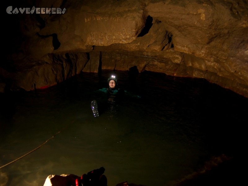 Falkensteiner Höhle: Frau Krannich im Glück: Zweiter Siphon und noch sehr lebendig.