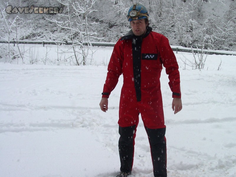 Falkensteiner Höhle: Kaspar in Rot im Schnee.