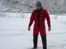 Falkensteiner Höhle - Kaspar in Rot im Schnee.