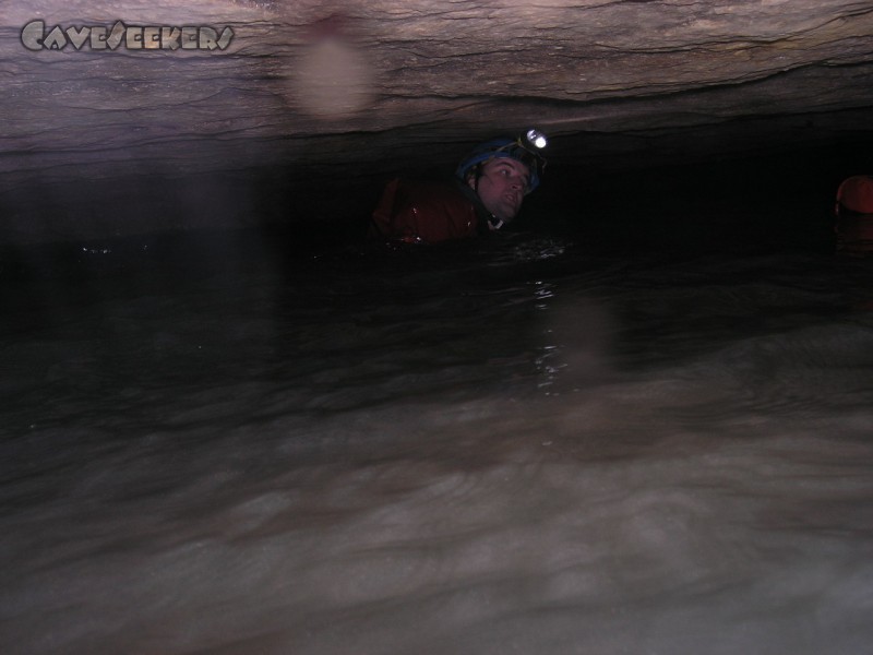 Falkensteiner Höhle: Beim ausschwimmen.