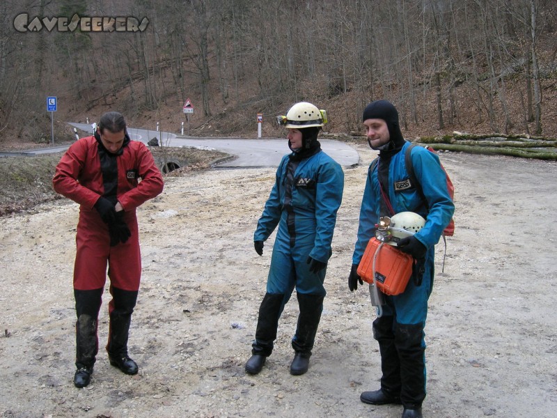 Falkensteiner Höhle: Nasse Neos anzuziehen gelingt nur bei erheblichen geistigen Störungen.