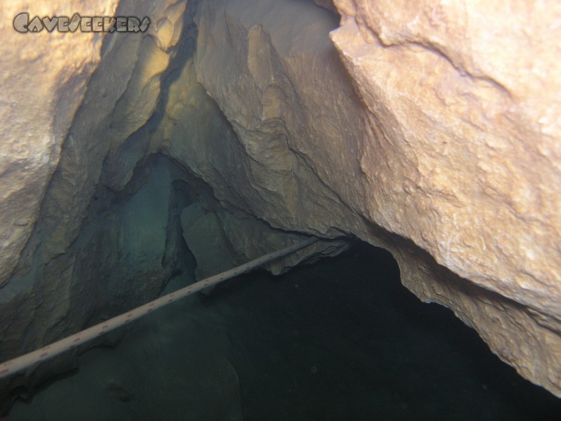 Falkensteiner Höhle: Die berühmte 'Nase' im zweiten Siphon. Gut zu sehen ist, warum sich hier der Anfänger gern mal unter Wasser den Schädel stösst, wenn er sich allzu schnell am Seil entlang zieht.