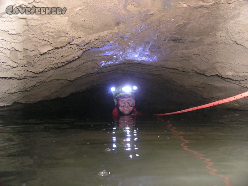 Falkensteiner Höhle: Gelber Helm mit ausreichendem Leuchtwerk.