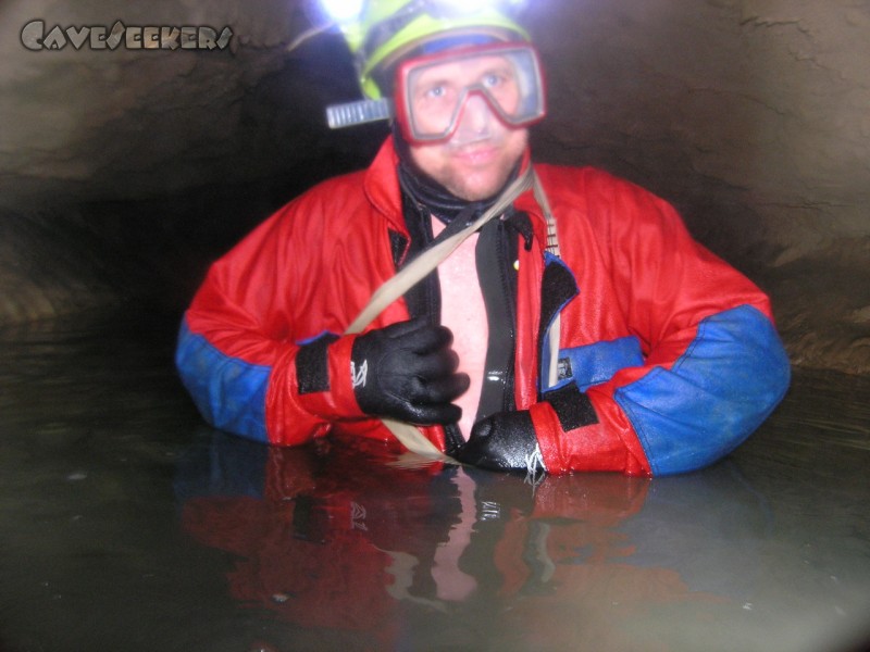Falkensteiner Höhle: Herr Fitzner zeigt Brust. Schwer nachzuvollziehen, warum er über unwohlsame Kälte klagte.