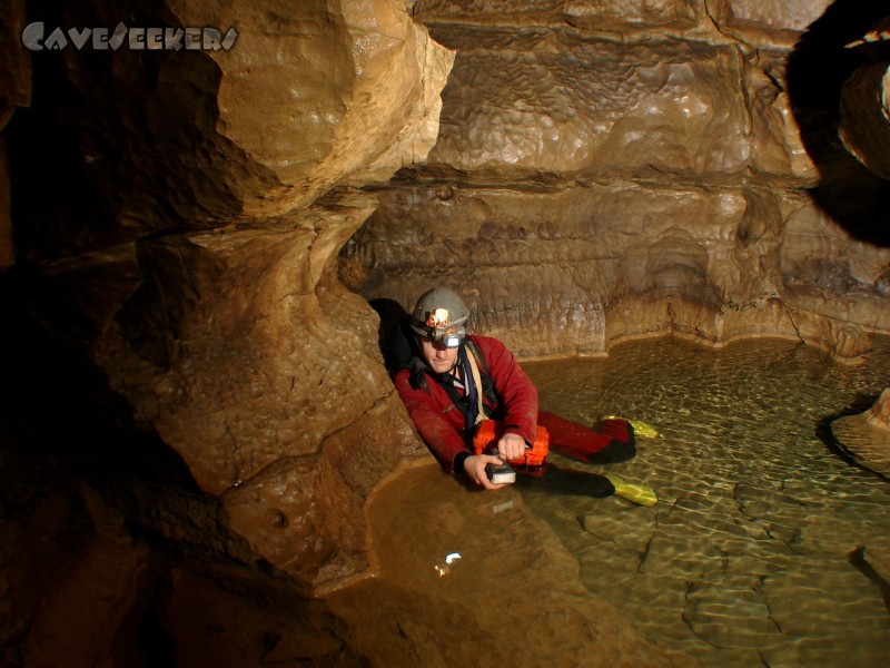 Falkensteiner Höhle: Blitzschlampe Wolfram im Einsatz von feindlichem Blitz überrascht.